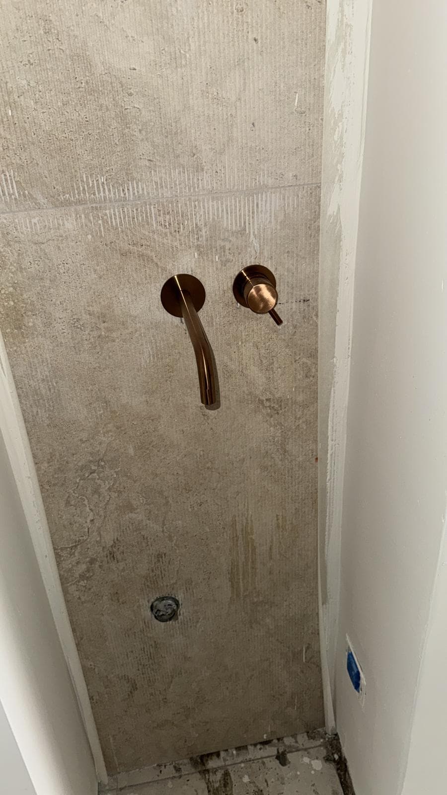 התקנה סמויה של ברז קיר ברונזה לכיור בחדר רחצה